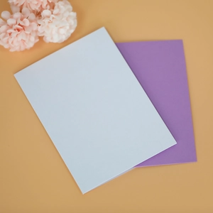 Cartes d'invitation minimalistes bleu clair et violet avec insert en papier vierge