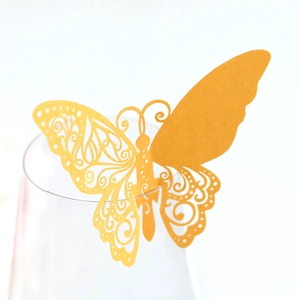 Détail du marque-place papillon doré découpé au laser pour décoration de mariage