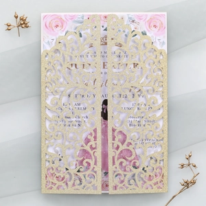 Détail de l'invitation dorée découpée au laser avec illustration florale et roses roses
