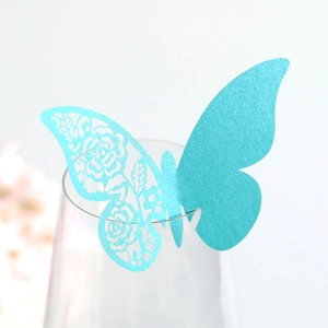 Dettaglio segnaposto farfalla blu chiaro tagliata al laser per decoro matrimonio