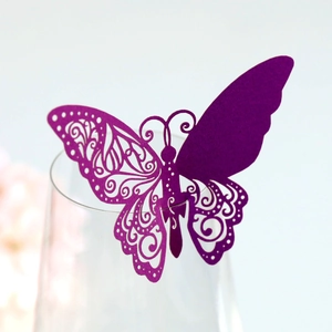 Gros plan d'une carte papillon violette découpée au laser pour décoration de mariage