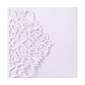 Makroaufnahme der weißen lasergeschnittenen Hochzeitseinladung mit eleganten Ranken