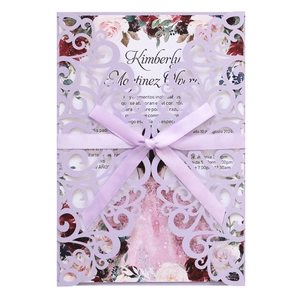 Élégante carte d'invitation de mariage lavande découpée au laser avec ruban et fleurs