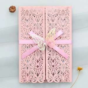 Détail d'invitation de mariage rose découpée au laser avec papillon 3D et ruban en soie