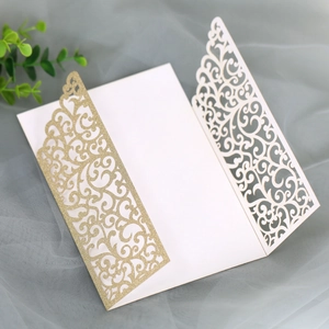 Vue détaillée de l'invitation de mariage en papier pailleté avec découpe laser élégante
