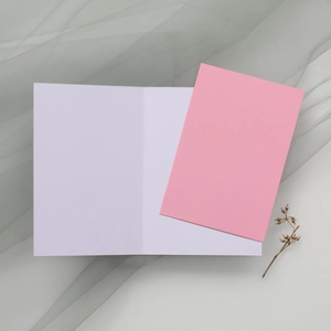Vue détaillée à plat d'une carte d'invitation rose minimaliste et insert blanc