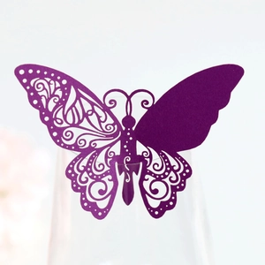 Marque-place papillon violet foncé découpé au laser pour verres à vin de mariage