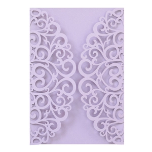 Détails de dentelle laser et motifs de cœur sur papier perlé violet clair élégant