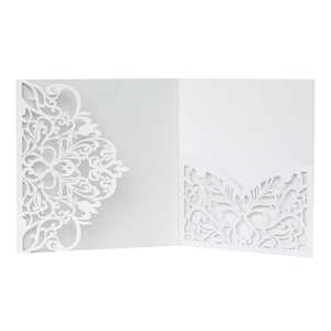 Detail einer lasergeschnittenen Hochzeitskarte mit Blumenmuster auf Perlmuttpapier