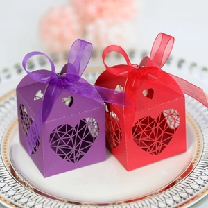 Détail de boîtes à bonbons découpées au laser avec rubans pour cadeaux de mariage et fête