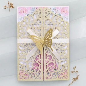 Invitation mariage pailletée dorée découpée au laser avec papillon et carte fleurie