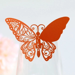 Détail du marque-place papillon orange découpé au laser avec finition nacrée