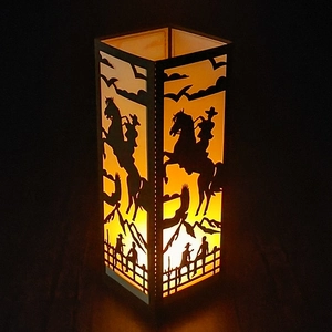 Schwarzer Laserschnitt-Papierlampenschirm mit Ritter-Silhouette und warmem Nachtlicht