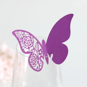 Dettaglio segnaposto farfalla viola perlata con rose intagliate a laser sul bordo vetro