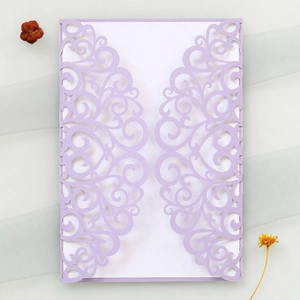 Détail macro de l'invitation de mariage lavande découpée au laser avec motif creux