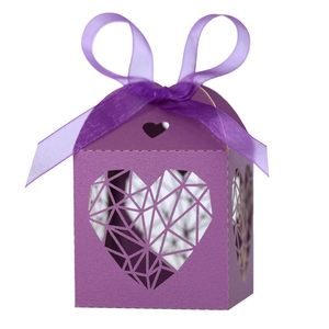 Boîte cadeau violette avec motifs cœurs découpés au laser et nœud en ruban organza