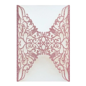Housse d'invitation de mariage découpée au laser pailletée rose avec motif floral élégant