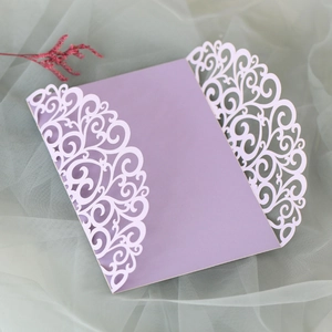 Détail du motif floral découpé au laser sur une élégante invitation de mariage violette