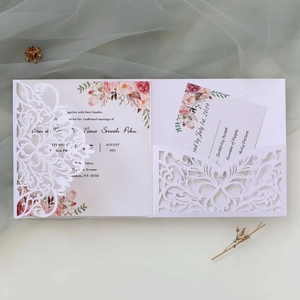 Laserschnitt-Hochzeitseinladung mit Aquarell-Blumen und weichem Tüll-Hintergrund