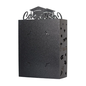 Détail de la boîte cadeau de remise de diplôme noire à paillettes avec texte découpé