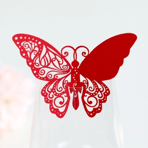 Vue macro d'une carte papillon rouge découpée au laser avec des détails de vigne ajourés