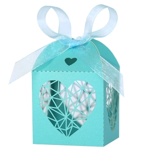 Détail du motif coeur découpé au laser sur boîte cadeau bleu clair avec ruban