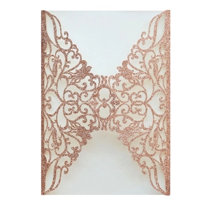 Faire-part de mariage ajouré or rose pailleté avec motifs floraux découpés au laser