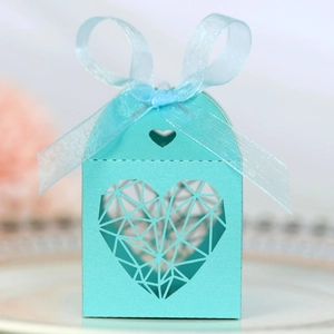 Détail de la boîte à dragées bleu Tiffany avec cœur évidé et ruban en organza