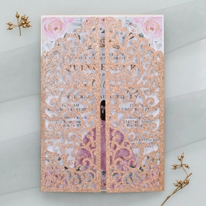 Détail d'invitation en dentelle découpée au laser pailleté or rose et carte fleurie