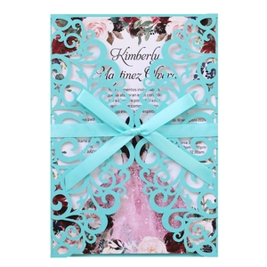 Détail d'invitation découpée au laser avec ruban turquoise et carte intérieure fleurie