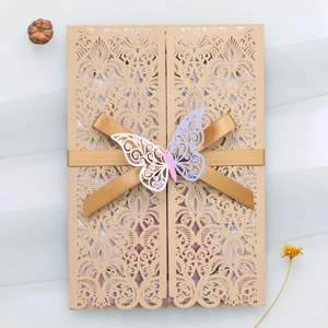 Invitation de mariage découpée au laser avec ruban doré et détail papillon 3D chic