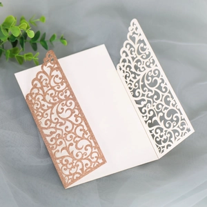 Détail de l'invitation de mariage découpée au laser avec motifs de paillettes or rose