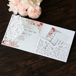 Details der lasergeschnittenen Hochzeitskarte in Perlweiß mit floraler Innenkarte