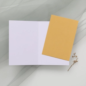 Carte d'invitation blanche découpée au laser avec feuillet jaune et décor floral séché