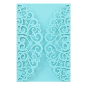 Détail de découpe laser motif cœur sur papier nacré bleu clair pour carte d'invitation