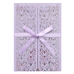 Détail de l'invitation de mariage violette découpée au laser avec nœud en satin élégant