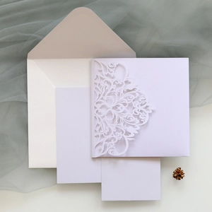 Lasergeschnittene Lavendel-Hochzeitseinladung mit Blumencover und Umschlag