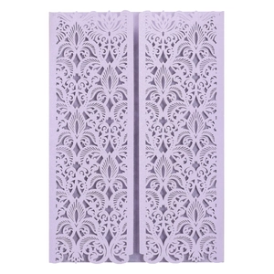 Vue détaillée de l'invitation violette découpée au laser avec motif floral et finition nacrée