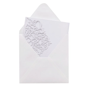 Detailansicht der weißen lasergeschnittenen Hochzeitseinladung mit eleganten floralen Mustern