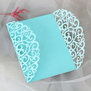 Détail de la découpe laser sur papier perlé bleu pour pochette d'invitation de mariage