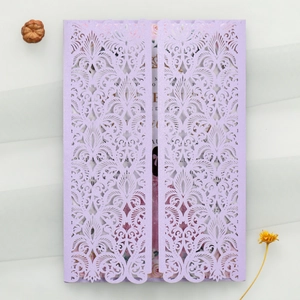 Détail de découpe laser à motif floral lavande sur couverture d'invitation nacrée