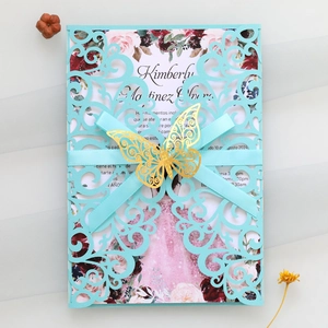 Détail de l'invitation découpée au laser avec papillon doré et carte à motifs floraux