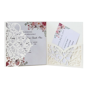 Elegantes cremeweißes Laser-Cut-Hochzeitskarten-Set mit RSVP-Karte auf weißem Grund