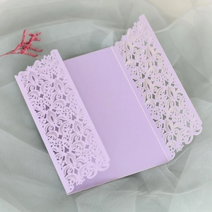 Détail de l'invitation de mariage découpée au laser lavande avec dentelle florale