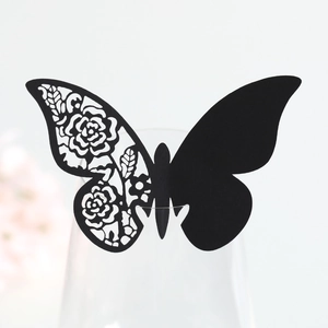 Elegante segnaposto a farfalla nera con rose intagliate al laser per decorazioni di nozze