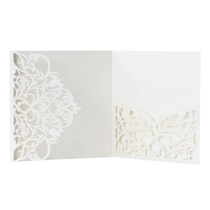 Detail der lasergeschnittenen Blumenmuster und Einstecktasche der weißen Hochzeitskarte