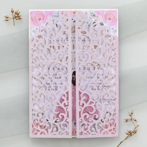 Détails d'invitation rose scintillante avec découpe laser et motifs floraux