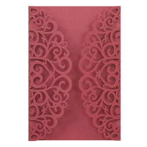 Détail d'une couverture d'invitation bordeaux découpée au laser avec motif floral dentelle