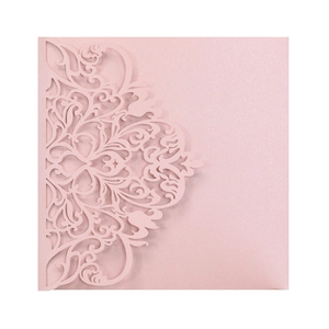 Details von rosa Perlmutt-Hochzeitseinladung mit lasergeschnittenem Blumenmuster