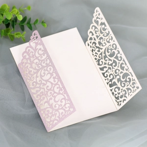 Détail de l'invitation de mariage découpée au laser avec motifs floraux scintillants